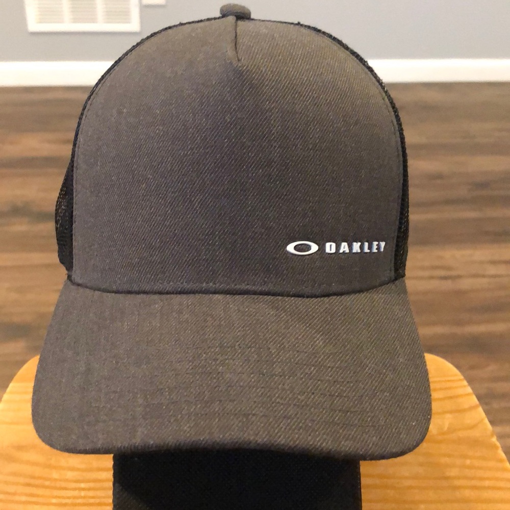 Oakley Chalton Trucker Hat